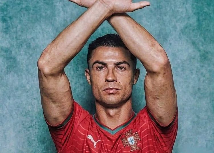كريستيانو رونالدو يشعل مواقع التواصل بصورة متداولة لدعم حسام حسن