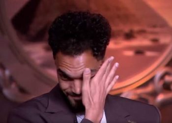 مصطفى زيكو يبكي وهو يروي رحلة كفاحه: كنت أنام في الشارع وأذهب إلى التمرين