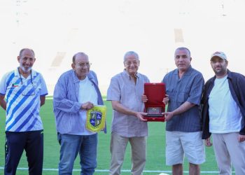 المقاولون العرب واليرموك الكويتي يتبادلان الدروع التذكارية قبل المباراة الودية