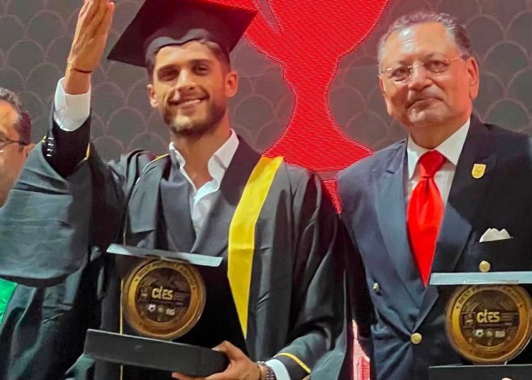 أحمد الشيخ يضيف إنجازًا أكاديميًا إلى مسيرته