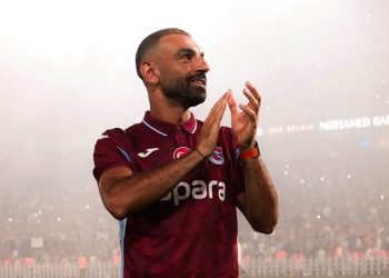 تفاصيل عقد محمد صلاح في الموسمين والشهر واليوم والساعة