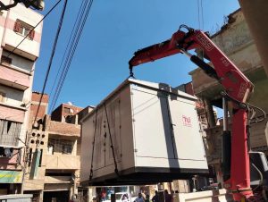 لحظة رفع الكشك لنقله لمكان آخر