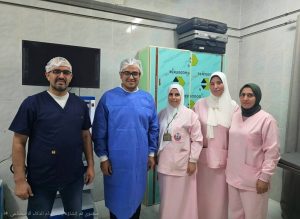 زيد يتوسط مجموعة العمل التي عاونته في عمله