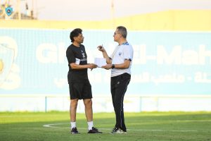 خالد جبل يتحدث مع توفيق صقر قبل المران