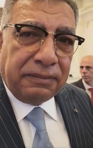 المحافظ الإنسان يبكي