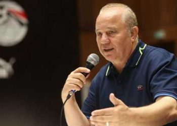 شوقي غريب يجتمع بأجهزة المنتخبات الوطنية.. وميدو: يستحق منصب المدير الفني لاتحاد الكرة