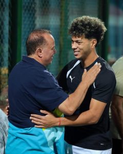 شوقي غريب يداعب إمام عاشور