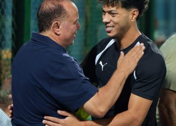 شوقي غريب يداعب إمام عاشور