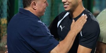 شوقي غريب يداعب إمام عاشور