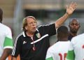 فلاش باك | كلود لوروا.. رحلة لا تتوقف في ملاعب إفريقيا رغم بلوغه 78 عامًا