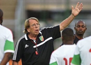 فلاش باك | كلود لوروا.. رحلة لا تتوقف في ملاعب إفريقيا رغم بلوغه 78 عامًا