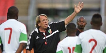 فلاش باك | كلود لوروا.. رحلة لا تتوقف في ملاعب إفريقيا رغم بلوغه 78 عامًا