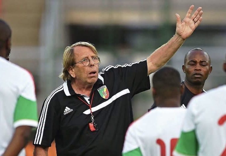 فلاش باك | كلود لوروا.. رحلة لا تتوقف في ملاعب إفريقيا رغم بلوغه 78 عامًا