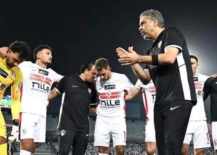 معتمد جمال مدرب الزمالك مع لاعبي الفريق