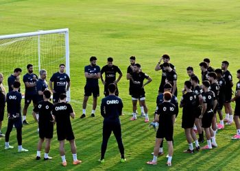 لاعبو الزمالك في مران جماعي على الملعب
