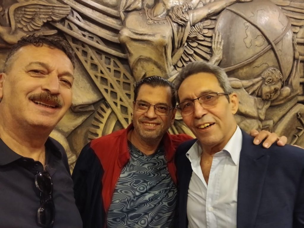 كمال سعد يتوسط الكاتب الصحفي والناقد الرياضي جمال الزهيري والزميل محمد علام