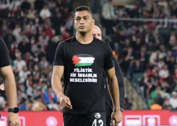 مصطفى محمد يظهر بقميص يحمل رسالة تضامن مع فلسطين
