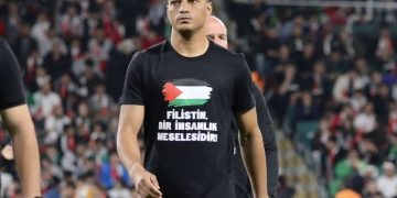 مصطفى محمد يظهر بقميص يحمل رسالة تضامن مع فلسطين