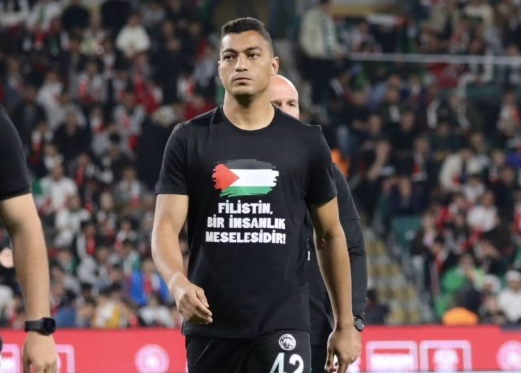 مصطفى محمد يظهر بقميص يحمل رسالة تضامن مع فلسطين