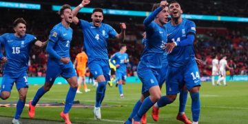 اليونان تواصل تقديم العظمة الكروية في دوري الأمم