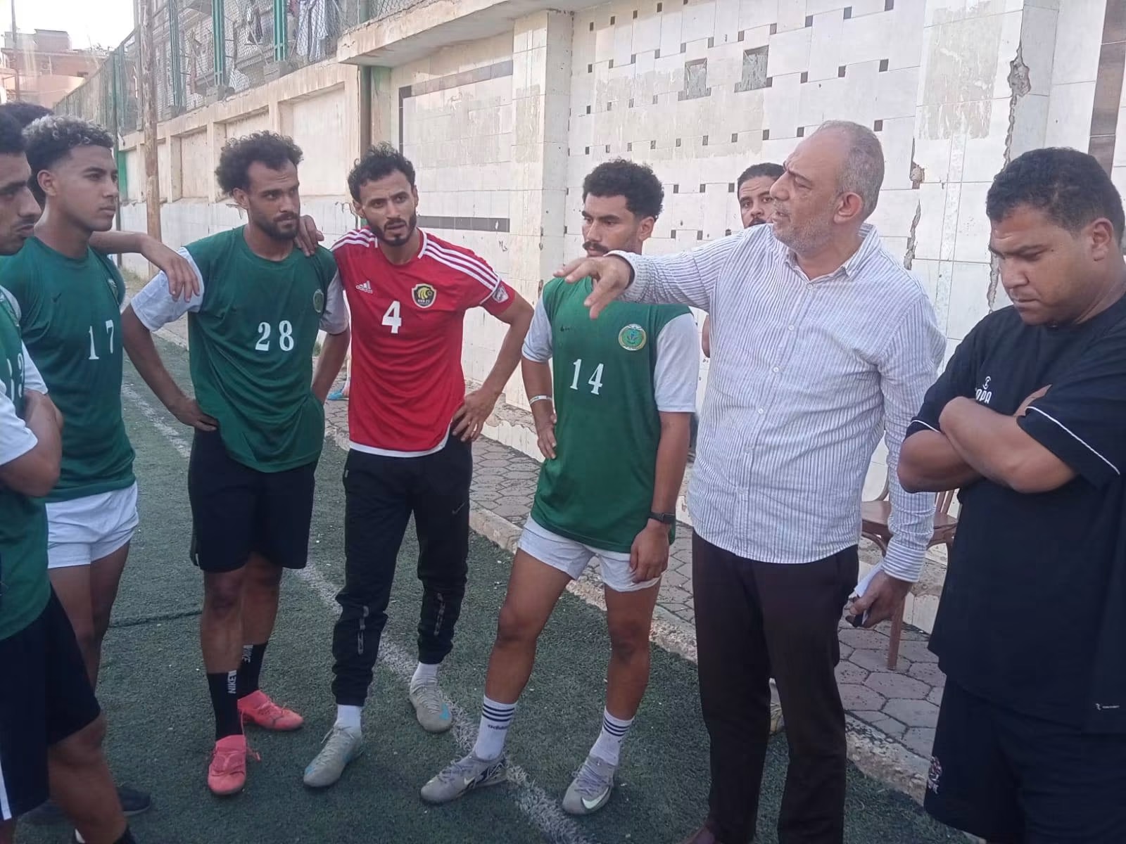الحاج ياسر شرف يحفز لاعبيه والجهاز الفني