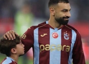 محمد صلاح يرسم البسمة على وجه طفل تركي