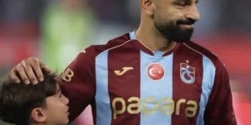 محمد صلاح يرسم البسمة على وجه طفل تركي