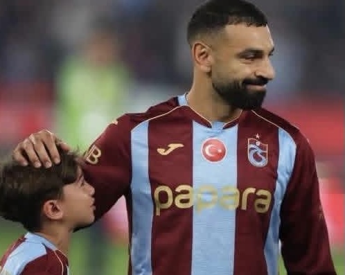 محمد صلاح يرسم البسمة على وجه طفل تركي