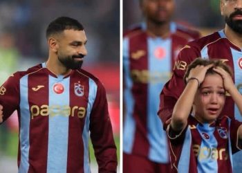 محمد صلاح يرسم البسمة على وجه طفل تركي