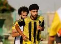 محمد عبد الناصر لاعب المقاولون العرب بقميصه الأصفر خلال مباراة