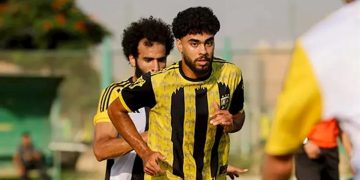 محمد عبد الناصر لاعب المقاولون العرب بقميصه الأصفر خلال مباراة