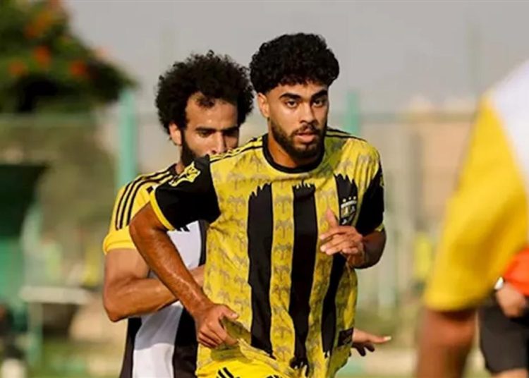 محمد عبد الناصر لاعب المقاولون العرب بقميصه الأصفر خلال مباراة