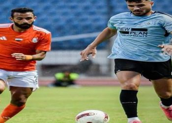 صراع على الكرة بين لاعبي أبو قير للأسمدة وغزل المحلة على ستاد الإسكندرية