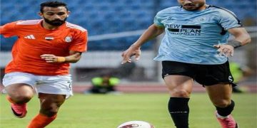صراع على الكرة بين لاعبي أبو قير للأسمدة وغزل المحلة على ستاد الإسكندرية