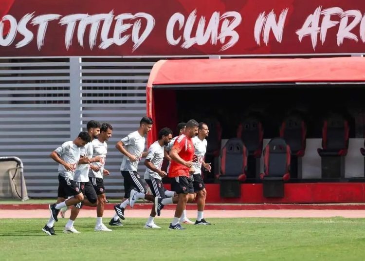 لاعبو الأهلي في التدريبات