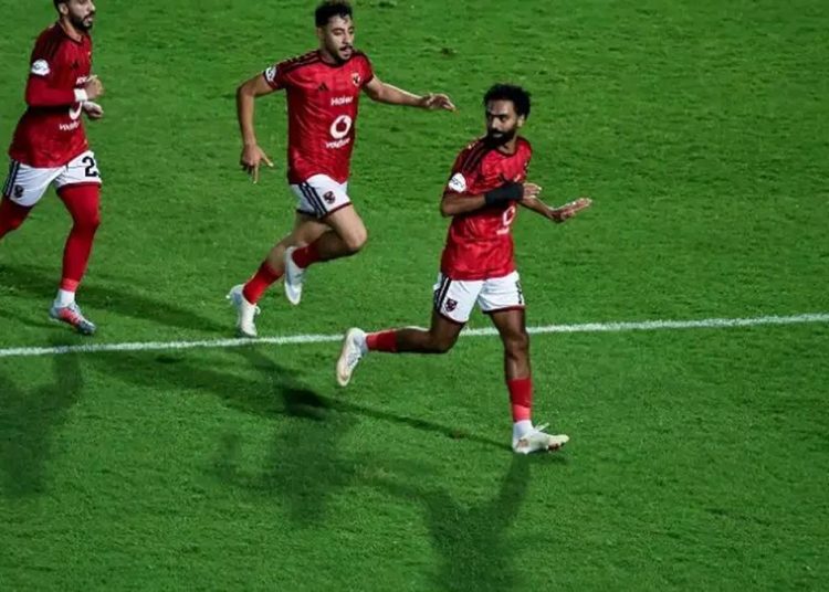 لاعبو الأهلي بقمصانهم الحمراء يحتفلون بهدف
