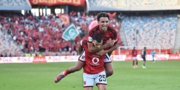 لاعبو الأهلي يحتفلون بهدف في مرمى مودرن سبورت