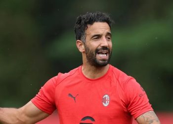 روبن أموريم مدرب ميلان بقميص التدريب الأحمر