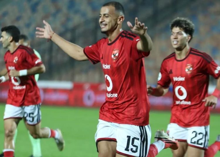 لاعبو الأهلي بقمصانهم الحمراء يحتفلون بهدف