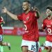 لاعبو الأهلي بقمصانهم الحمراء يحتفلون بهدف