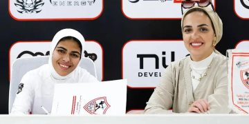 أسماء بدر لاعبة الكرة النسائية بالزمالك خلال توقيع عقد انضمامها للنادي