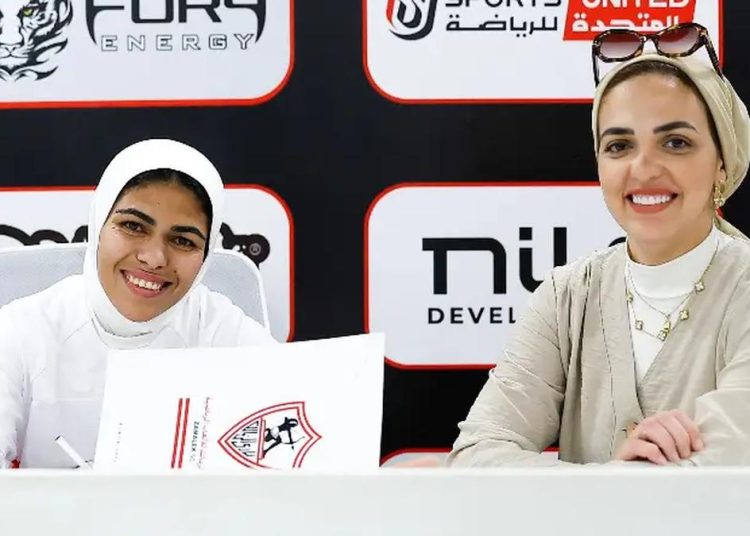 أسماء بدر لاعبة الكرة النسائية بالزمالك خلال توقيع عقد انضمامها للنادي