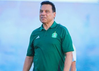 حسام البدري مدرب أهلي طرابلس بقميصه الأخضر