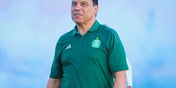 حسام البدري مدرب أهلي طرابلس بقميصه الأخضر