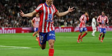 جوليان ألفاريز بقميص أتلتيكو مدريد