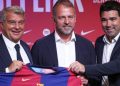 خوان لابورتا وهانزي فليك وديكو مع قميص برشلونة