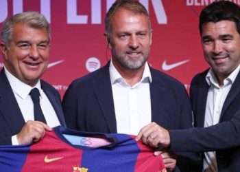 خوان لابورتا وهانزي فليك وديكو مع قميص برشلونة