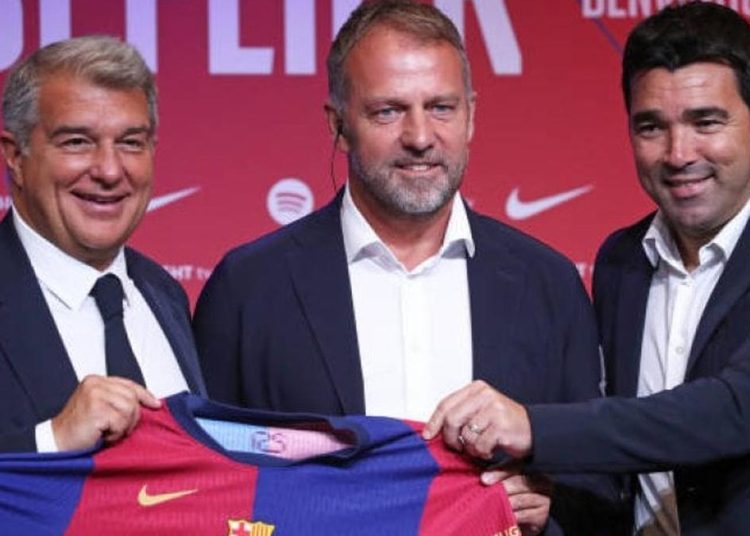 خوان لابورتا وهانزي فليك وديكو مع قميص برشلونة