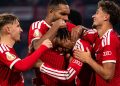 لاعبو بايرن ميونخ يحتفلون معًا بقمصانهم الحمراء بعد هدف في كأس ألمانيا