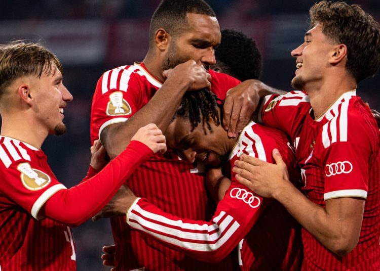 لاعبو بايرن ميونخ يحتفلون معًا بقمصانهم الحمراء بعد هدف في كأس ألمانيا
